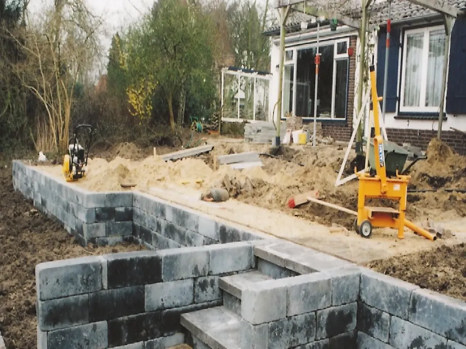 Gemetselde keermuur in aanbouw die een hoogteverschil opvangt